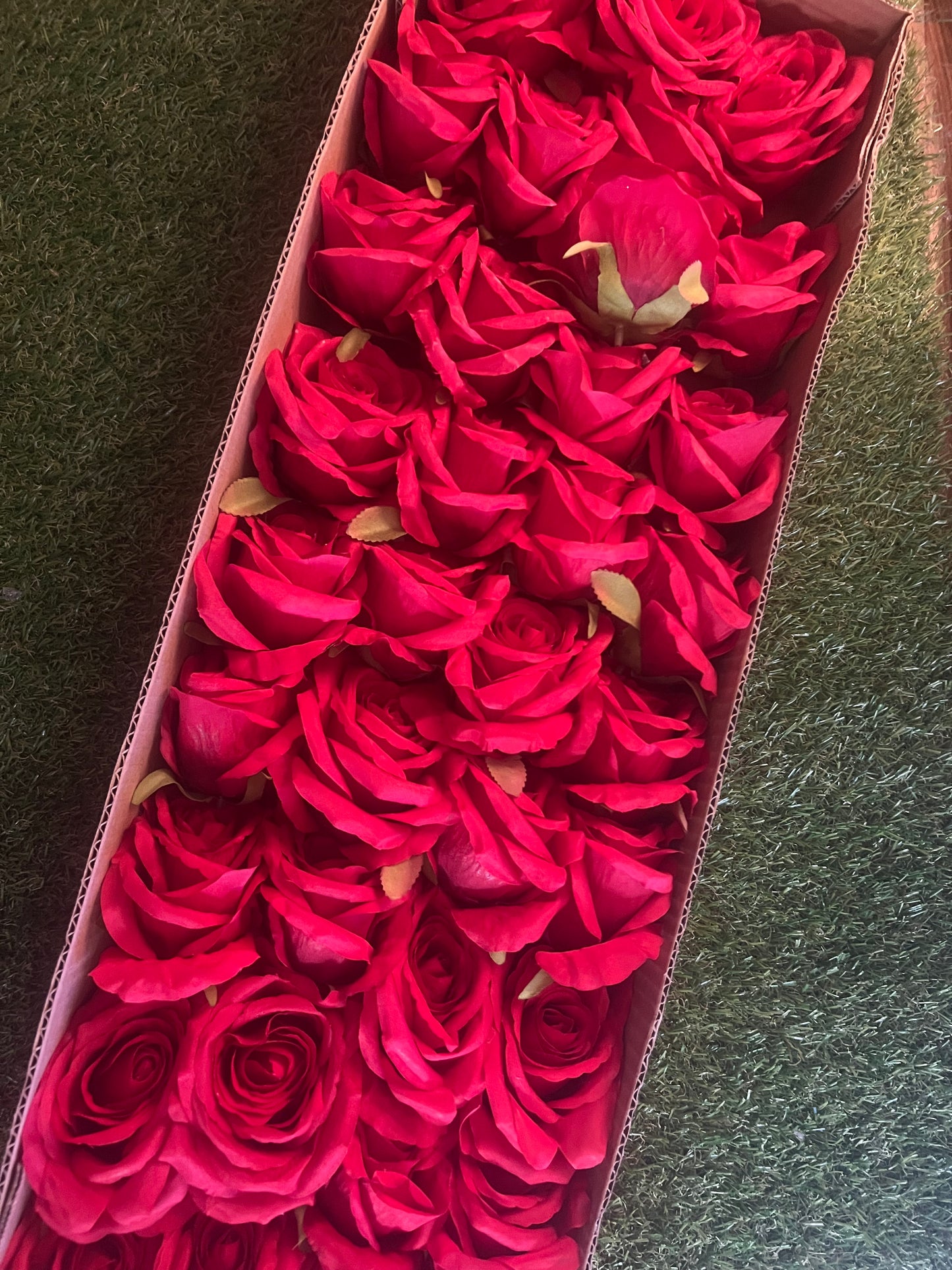 BOX 36 DELUXE RED ROSES HEADS 9cm