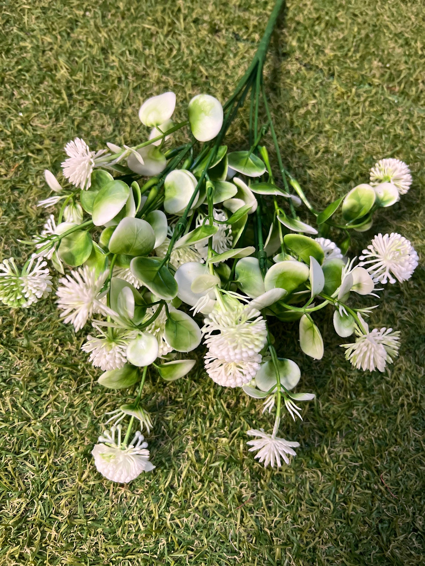 SMALL WHITE/GREEN GLOBE BUNCH