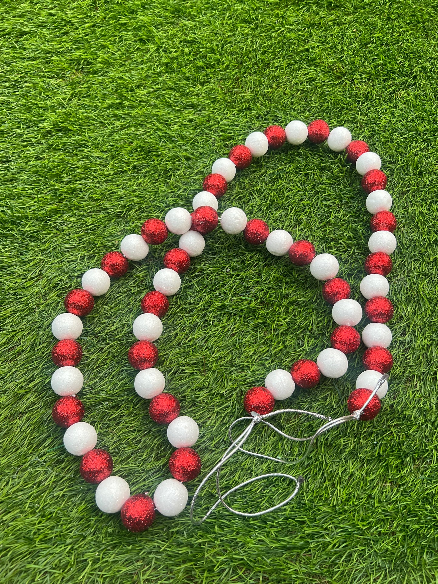 1.8 METRE GLITTER RED/WHITE BALL GARLAND