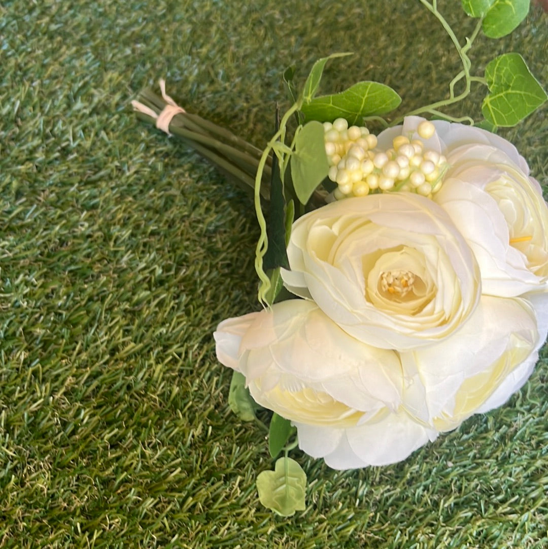 IVORY DELUXE RANUNCULUS IVY BUNCH