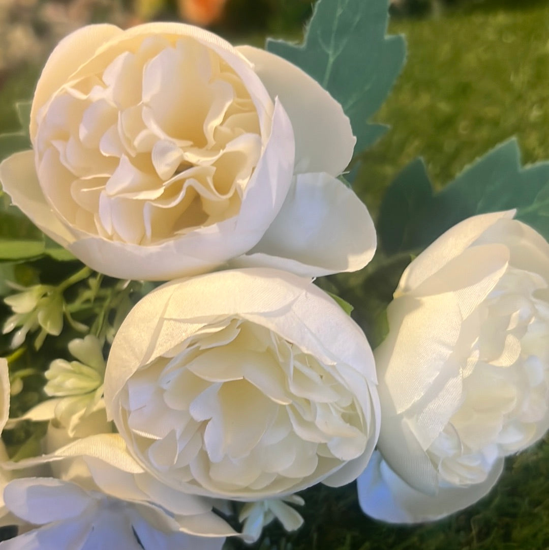 MINI RANUNCULUS HYDRANGEA BUNCH IVORY