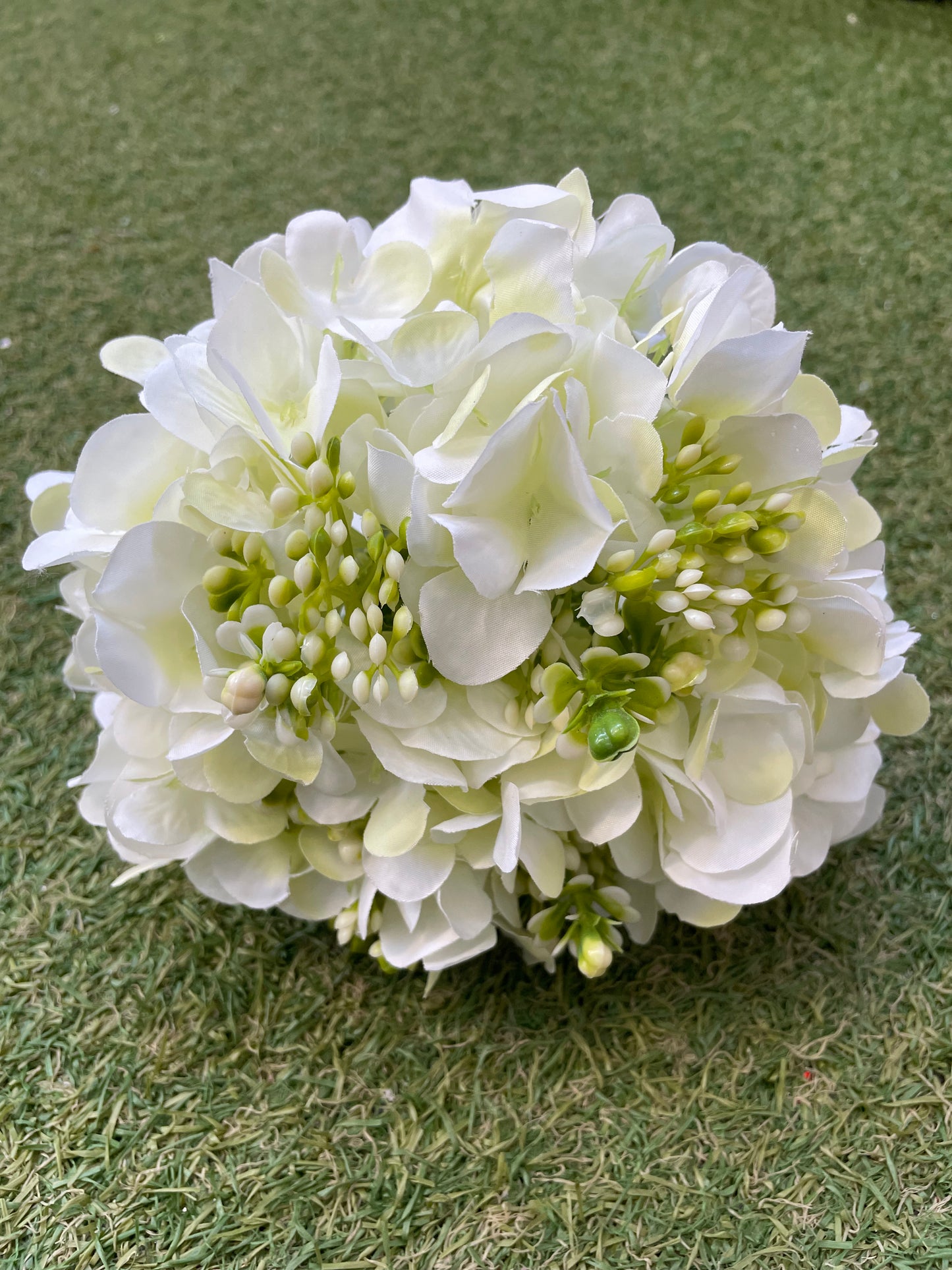 SOFT IVORY HYDRANGEA BUNDLE WITH BERRIES