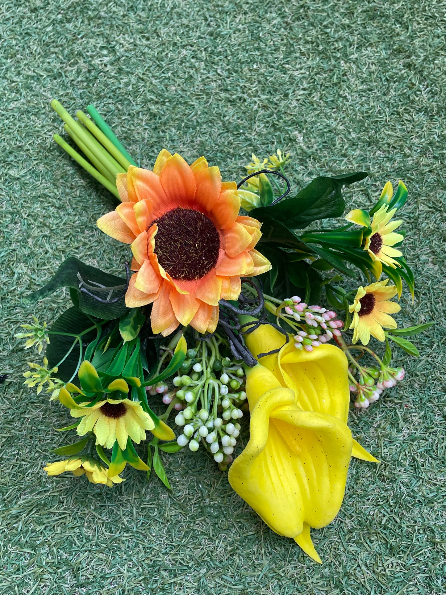 30cm YELLOW CALLA LILY AND SUNFLOWER FOLIAGE BUNCH