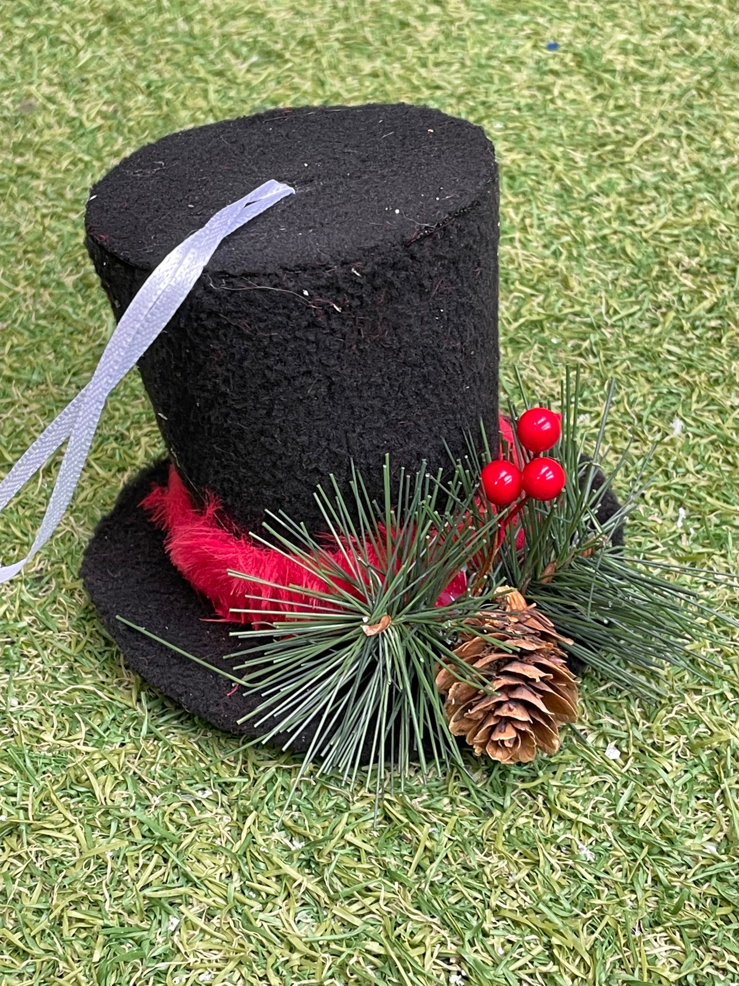 11.5cm CHRISTMAS TOP HAT WITH FOLIAGE