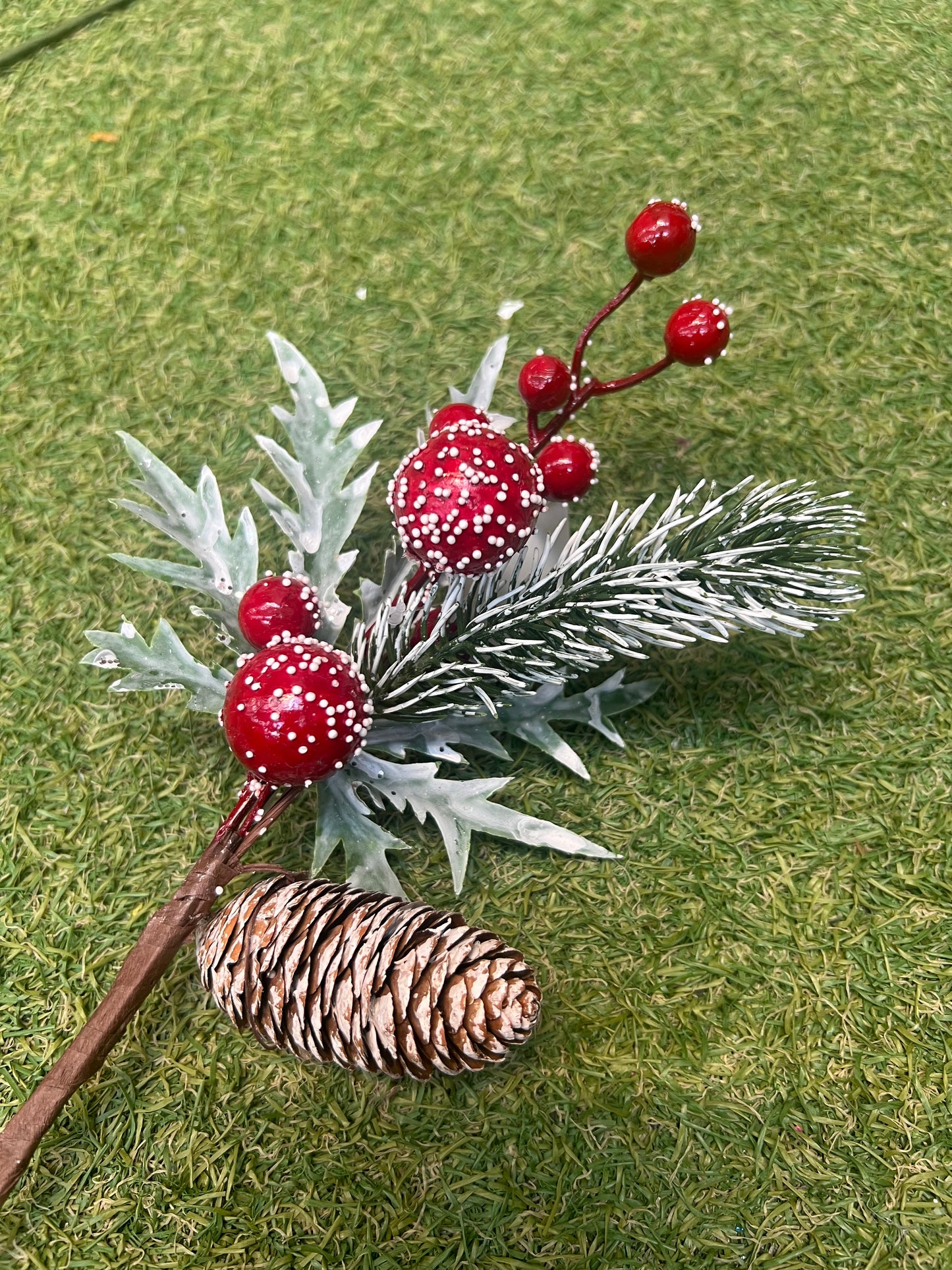 38cm RED BALL SPIKY FERN SPRUCE PICK