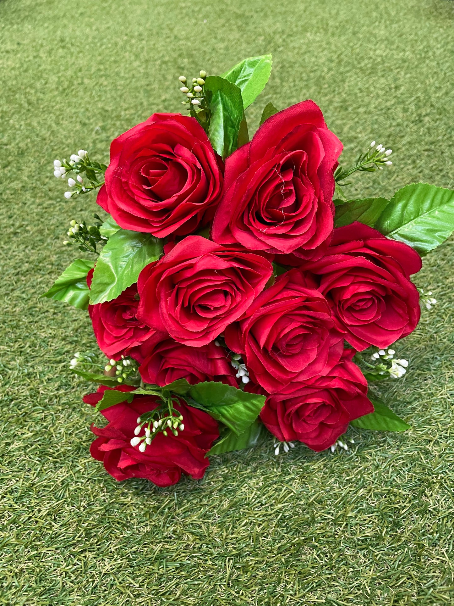 42cm 9 HEAD ROSE BUNCH WITH BERRY FOLIAGE RED