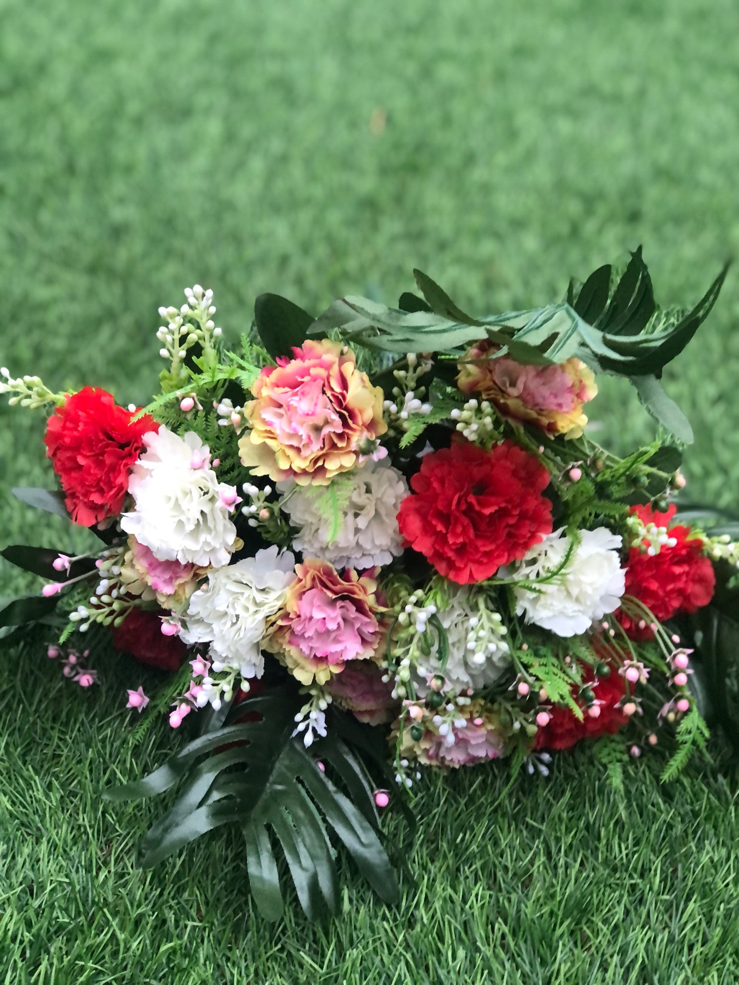 CARNATION BUNCH WITH FERN RED 39cm