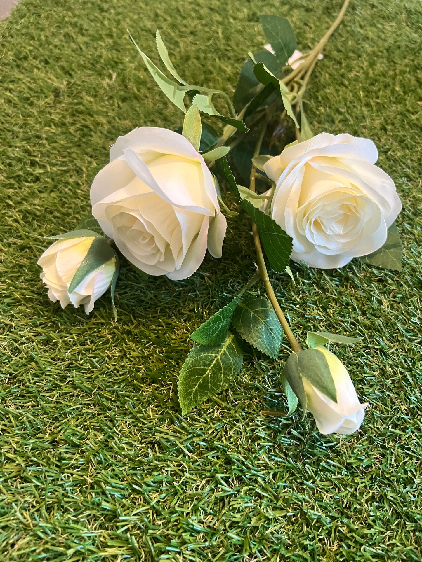 68cm MULTIPLE ROSE SPRAY IVORY