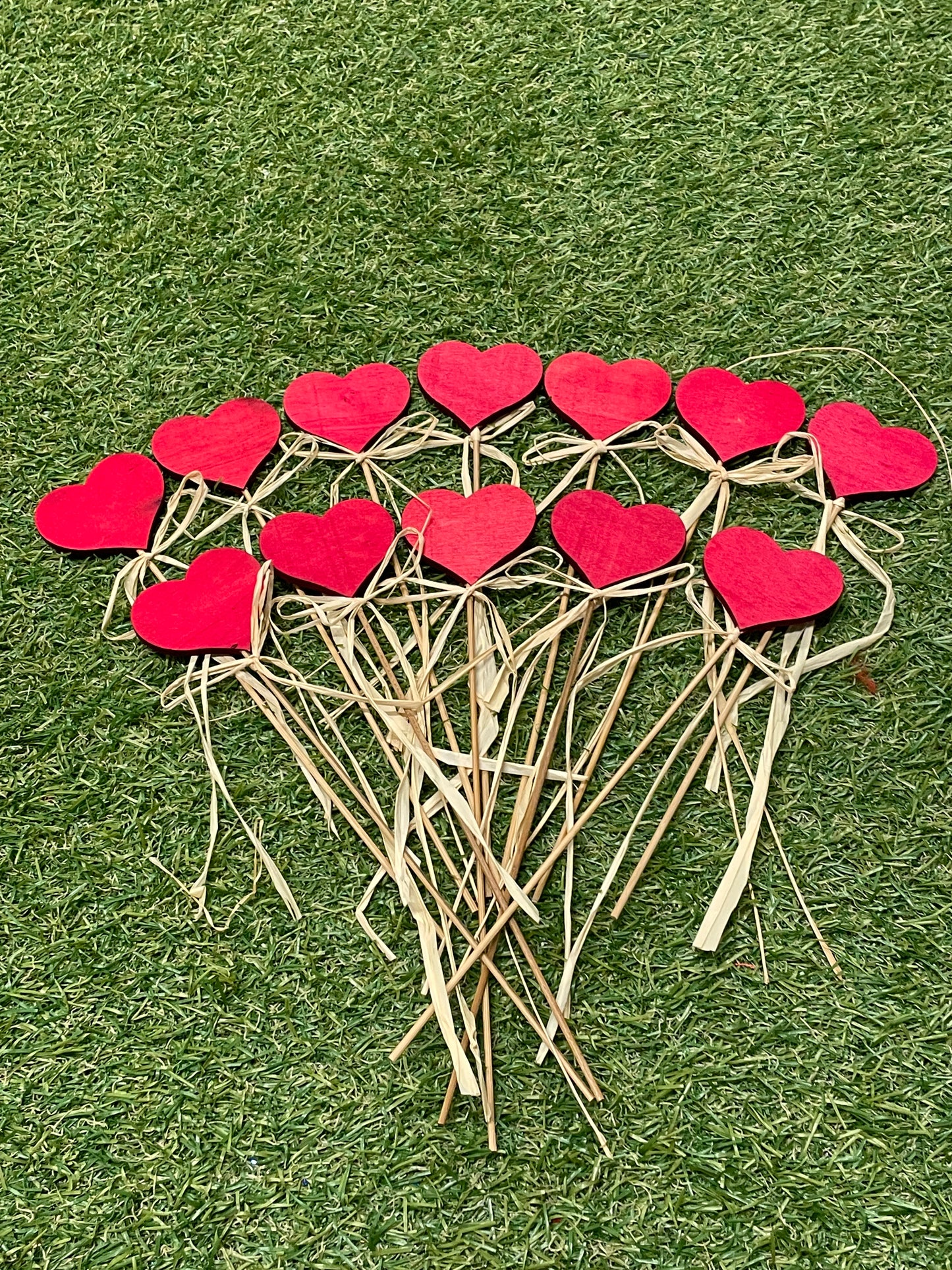 RED WOODEN HEART WITH STRAW BOW PK12