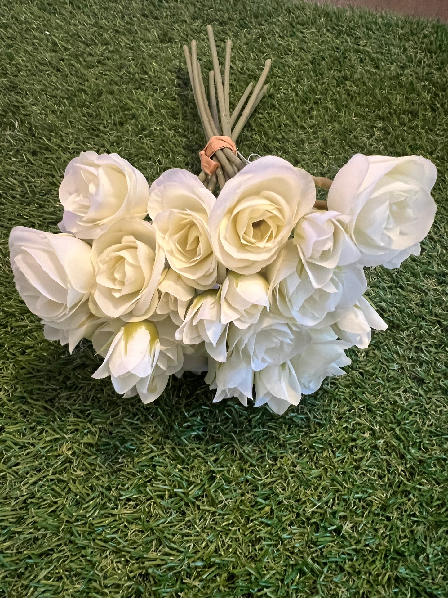 30cm MIXED SIZE MINI ROSE BUNCH IVORY