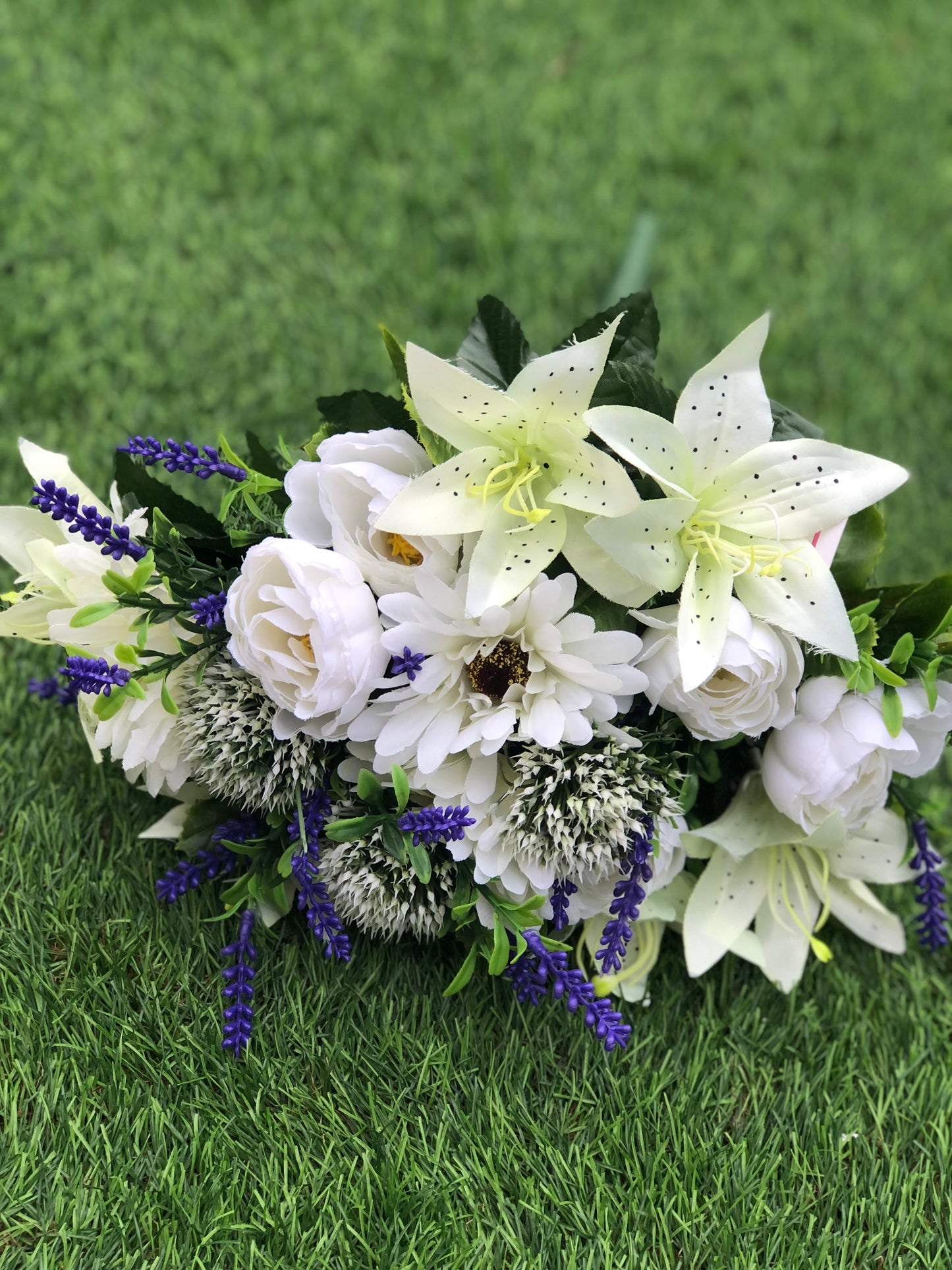 RANUNCULUS LILY GERBERA HEDGEHOG BUNCH IVORY