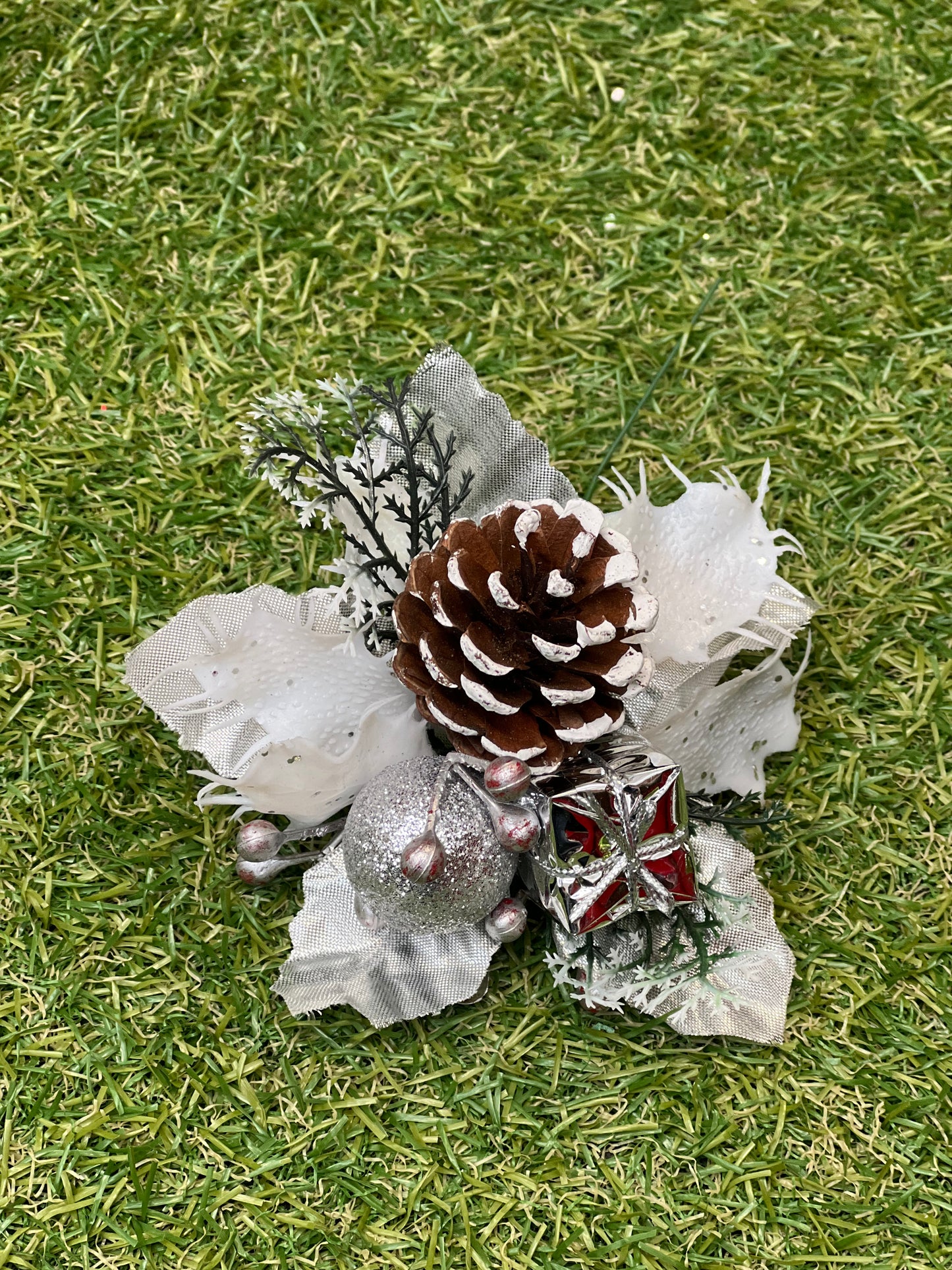 WHITE SILVER PINECONE PICK